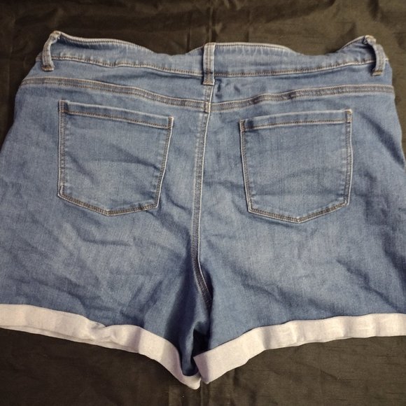 Time and Tru Size XL 16-18 blue jean cutoff shorts relaxed light wash - Picture 2 of 3